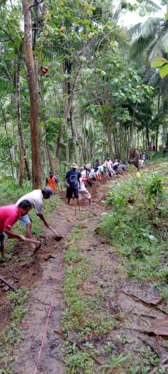 KERJA BAKTI RW 05 Dukuh Siladrang, Kelurahan Plarangan pembuatan Asta Jalan Kampung Wisata Buah Siladrang  01