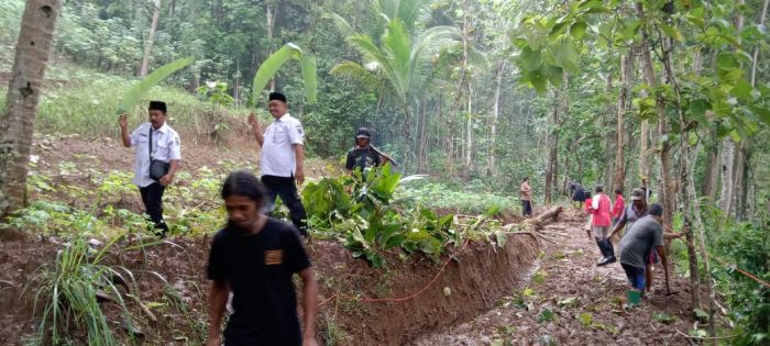 KERJA BAKTI RW 05 Dukuh Siladrang, Kelurahan Plarangan pembuatan Asta Jalan Kampung Wisata Buah Siladrang 